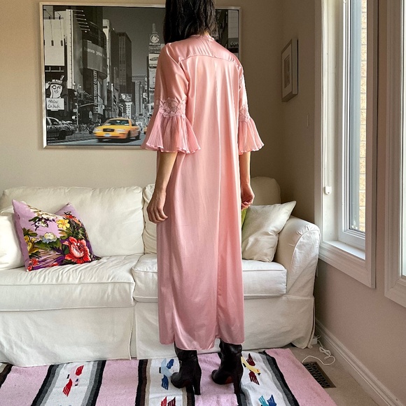 Vintage dusty rose nightgown with lace and bell sleeves - Picture 5 of 16